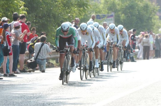 Team HTC-HighRoad powers through Torino on their way to the Giro team time trial victory. Photo Fotoreporter Sirotti.