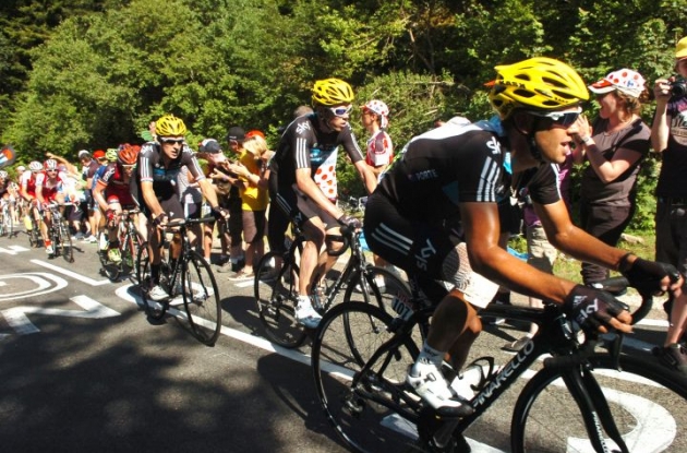 Team Sky leads the Tour de France peloton on the final climb of today's stage. Photo Fotoreporter Sirotti.