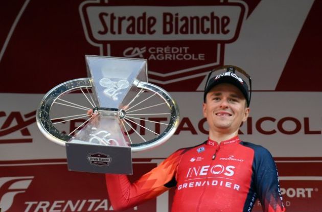 Thomas Pidcock with the Strade Bianche trophy