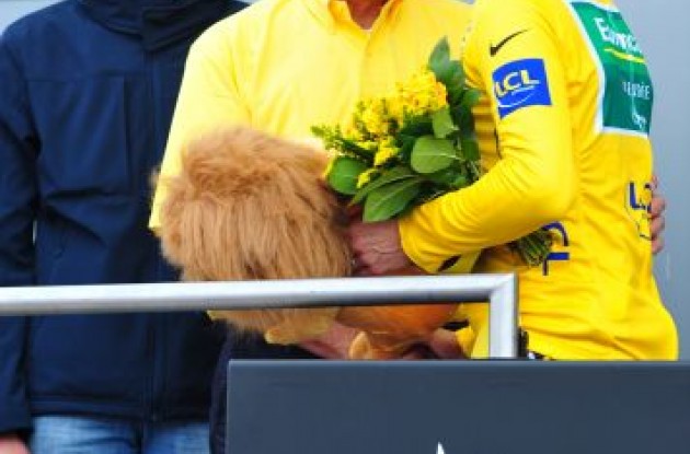 Tour de France leader Thomas Voeckler is congratulated by Raymond Poulidor on the podium in Montpellier. Photo Fotoreporter Sirotti. Tour de France leader Thomas Voeckler is congratulated by Raymond Poulidor on the podium in Montpellier. Photo Fotoreporter Sirotti.