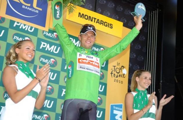 Thor Hushovd (Cervelo TestTeam) with the powerful podium babes. One for you, one for me Thor! Thor Hushovd (Cervelo TestTeam) with the powerful podium babes. One for you, one for me Thor!