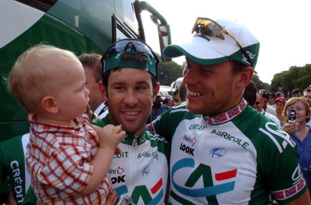 Thor Hushovd with former leadout man Julian Dean - and Dean's charming son Tanner.