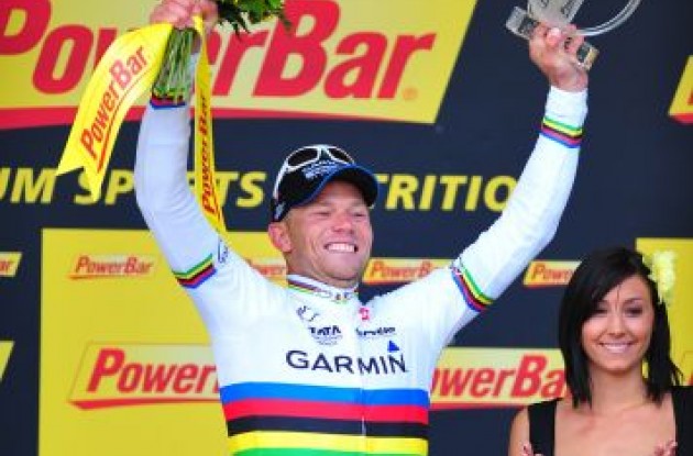 A proud and humble Thor Hushovd celebrates his stage victory on the podium. Photo Fotoreporter Sirotti.