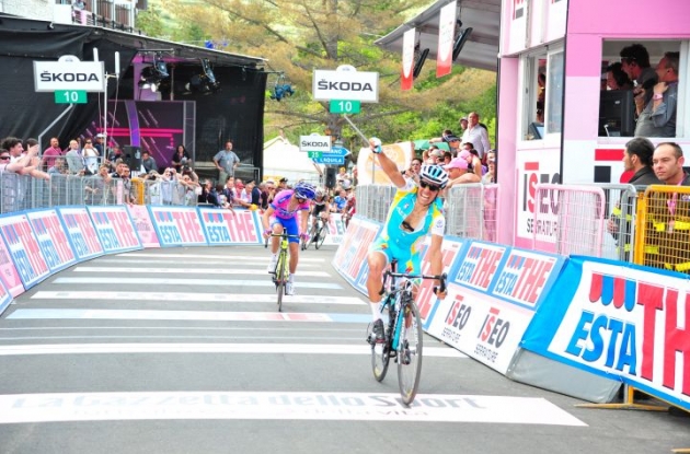 Team Astana's Paolo Tiralongo climbs to Giro d'Italia stage victory ahead of last year's winner 

Michele Scarponi and Team RadioShack-Nissan's Frank Schleck. Photo Fotoreporter Sirotti.