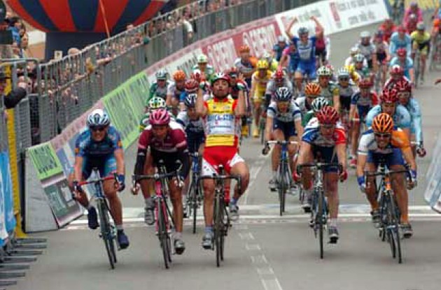 Paolo Bettini takes the win ahead of Freire and Zabel. Photo copyright Fotoreporter Sirotti.