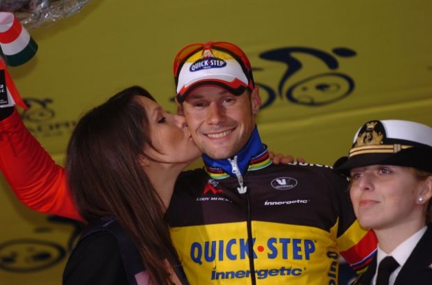 Sweet podium girl kisses for Tom Boonen. Life if sweet! Photo copyright Fotoreporter Sirotti. Sweet podium girl kisses for Tom Boonen. Life if sweet! Photo copyright Fotoreporter Sirotti.