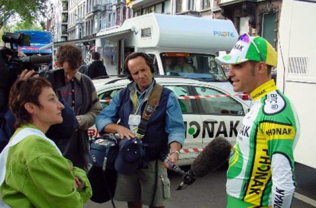 Phonak's Oscar Pereiro was a popular guy in the Tour VIP area after placing 6th in the prologue. Photo copyright Fotoreporter Sirotti. Phonak's Oscar Pereiro was a popular guy in the Tour VIP area after placing 6th in the prologue. Photo copyright Fotoreporter Sirotti.