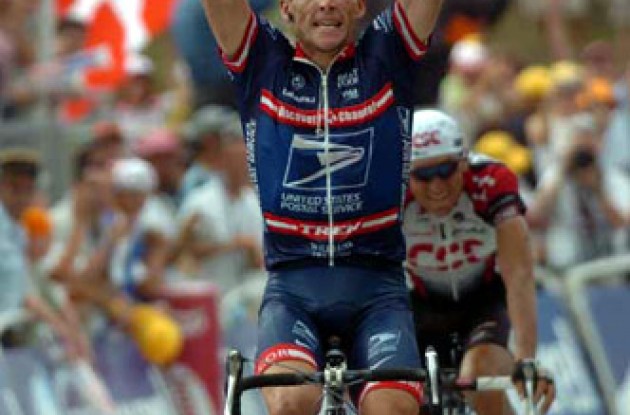 Lance Armstrong (US Postal) takes the stage win ahead of Ivan Basso (Team CSC). Will he be able to take the yellow leader's jersey again in this year's Tour? Stay tuned to Roadcycling.com to find out! Photo copyright Fotoreporter Sirotti.