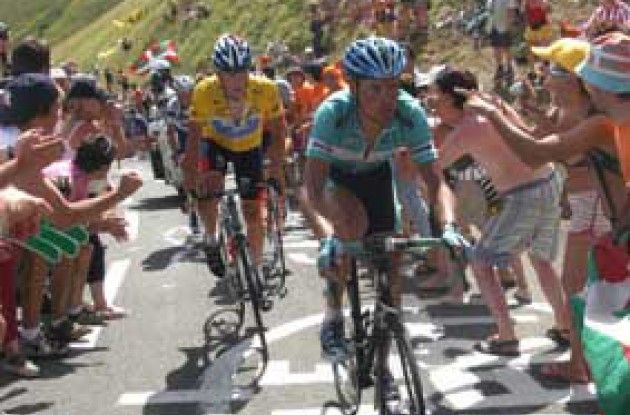 Armstrong appears to have regained some of his strength and was able to follow Ullrich today. Photo copyright Fotoreporter Sirotti.