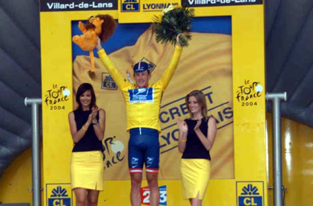 Armstrong is in yellow! Photo copyright Fotoreporter Sirotti. Armstrong is in yellow! Photo copyright Fotoreporter Sirotti.