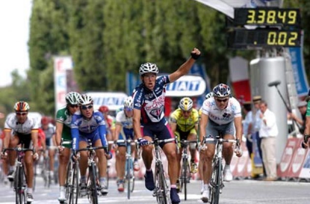 Nazon takes the win in Paris. Baden Cooke (R) finished second and claimed the green sprinter jersey ahead of Robbie McEwen. Photo copyright Fotoreporter Sirotti. Nazon takes the win in Paris. Baden Cooke (R) finished second and claimed the green sprinter jersey ahead of Robbie McEwen. Photo copyright Fotoreporter Sirotti.