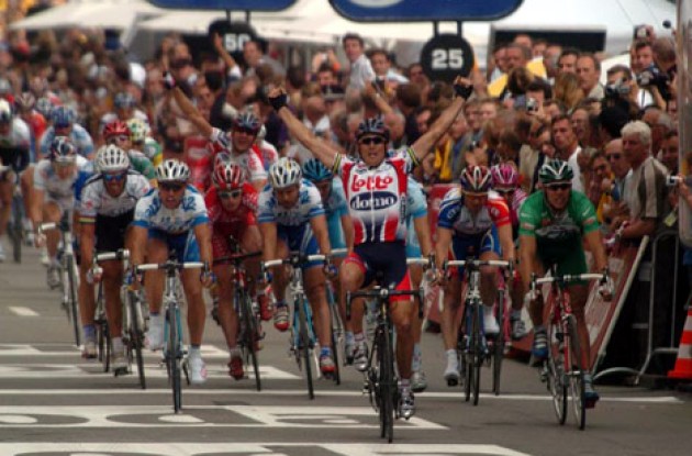Robbie McEwen takes the win ahead of Thor Hushovd (right) and Nazon. The Lion King finished 10th - Look for Cipo to the left. Photo copyright Fotoreporter Sirotti. Robbie McEwen takes the win ahead of Thor Hushovd (right) and Nazon. The Lion King finished 10th - Look for Cipo to the left. Photo copyright Fotoreporter Sirotti.