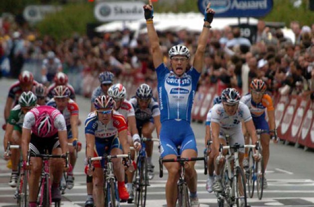 Tom Boonen takes the win ahead of O'Grady and Zabel. It's an easy game for the sprinters now that Cipollini and Petacchi are no longer in the race. Photo copyright Fotoreporter Sirotti.