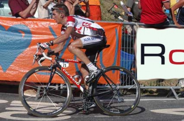 In spite of his fractured collarbone, Tyler Hamilton was able to follow Armstrong to the finish line - and even attached him several times. Will he continue to improve? Stay tuned to Roadcycling.com to find out! Photo copyright Fotoreporter Sirotti. In spite of his fractured collarbone, Tyler Hamilton was able to follow Armstrong to the finish line - and even attached him several times. Will he continue to improve? Stay tuned to Roadcycling.com to find out! Photo copyright Fotoreporter Sirotti.