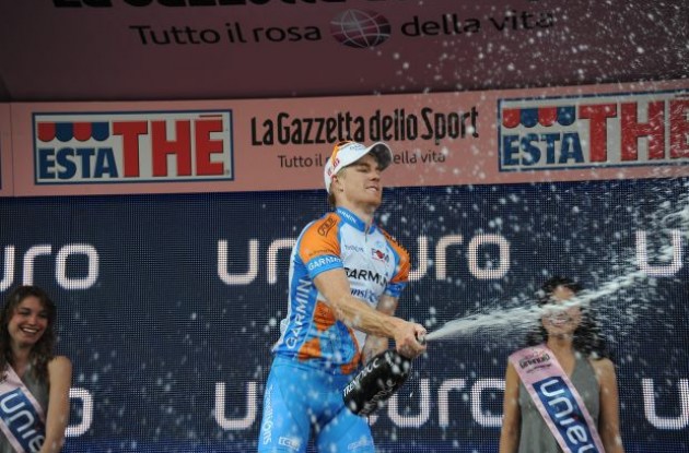 Tyler Farrar celebrates his win on the podium. Photo copyright Fotoreporter Sirotti.