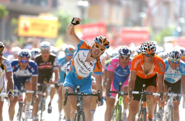 Tyler Farrar wins. Photo copyright Fotoreporter Sirotti. Tyler Farrar wins. Photo copyright Fotoreporter Sirotti.