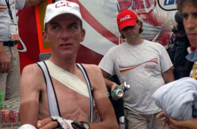 Tyler Hamilton (Team CSC) suffering from a fractured collarbone at the 2003 Tour de France.