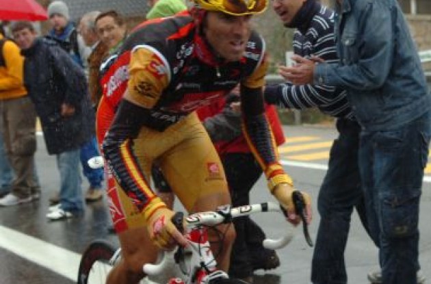 Valverde struggles to keep his overall lead. Rain, rain .. don't come again. Photo copyright Fotoreporter Sirotti.