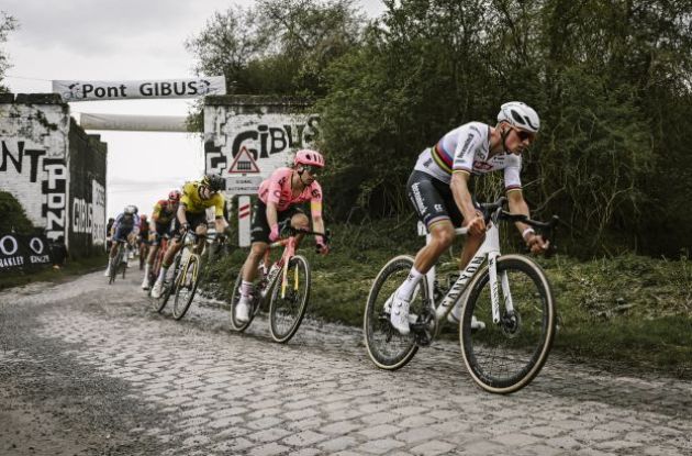 Van der Poel leads the breakaway group in Paris-Roubaix