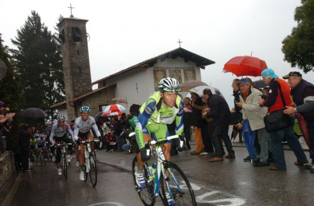 Vincenzo Nibali climbs. Photo by Fotoreporter Sirotti.