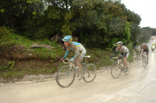 Vinokourov closely followed by Evans. Photo copyright Fotoreporter Sirotti. Vinokourov closely followed by Evans. Photo copyright Fotoreporter Sirotti.