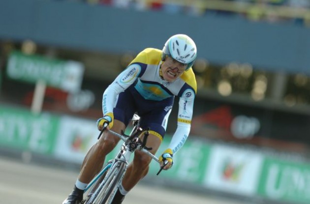 Vinokourov. Photo copyright Fotoreporter Sirotti.