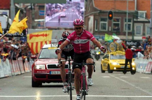 Alexandre Vinokourov (T-Mobile) takes the win ahead of Jens Voigt (Team CSC). Photo copyright Fotoreporter Sirotti. Alexandre Vinokourov (T-Mobile) takes the win ahead of Jens Voigt (Team CSC). Photo copyright Fotoreporter Sirotti.