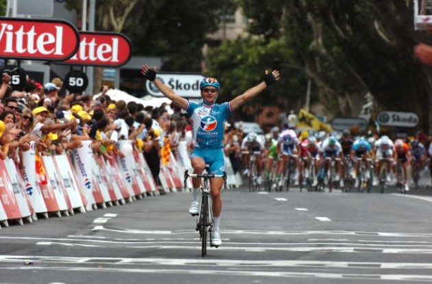 Thomas Voeckler wins! Photo copyright Fotoreporter Sirotti. Thomas Voeckler wins! Photo copyright Fotoreporter Sirotti.