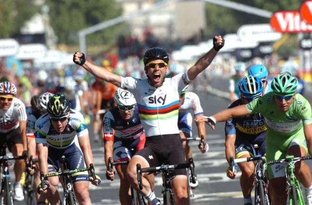 World Champion Mark Cavendish powers to victory on the Champs Elysees in Paris, France. Photo Fotoreporter Sirotti.