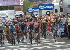 Robbie McEwen takes the win.