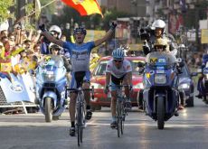 Tom Danielson (Discovery Channel Cycling Team) wins as Vinokourov takes the overall lead from Valverde. Photo copyright Fotoreporter Sirotti.