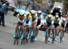 Levi Leipheimer shows fellow Astanas how to ride a time trial.