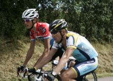 Andy Schleck and Lance Armstrong having a long chat. Photo copyright Fotoreporter Sirotti.