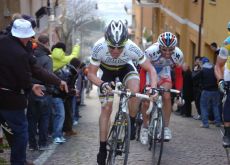 Cadel Evans climbs powerfully. Photo copyright Fotoreporter Sirotti.