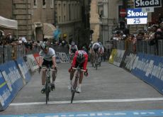 Cadel Evans and Stefano Garzelli sprint. Photo copyright Fotoreporter Sirotti. Cadel Evans and Stefano Garzelli sprint. Photo copyright Fotoreporter Sirotti.