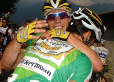 Huggy-huggy. Cavendish hugs Eisel. Photo copyright Fotoreporter Sirotti.