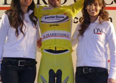 Cobo (Saunier Doval) on the podium with the Basque podium girls. Cobo (Saunier Doval) on the podium with the Basque podium girls.