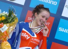 Great Britain's Elinor Barker bites her silver medal while looking charming and happy. Photo Fotoreporter Sirotti.
