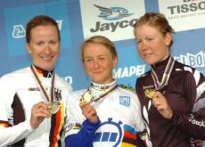 Emma Pooley, Judith Arndt and Linda Villumsen on the podium in Geelong. Photo Fotoreporter Sirotti.