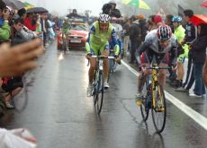 Evans and Basso combat the rain. Photo copyright Fotoreporter Sirotti.