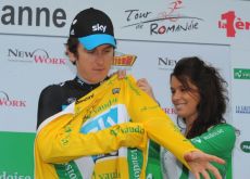 Geraint Thomas gets a sweet treat or two on the podium in Lausanne. Photo Fotoreporter Sirotti.