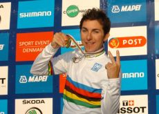 Italy's Giorgia Bronzini shows her gold medal. Photo Fotoreporter Sirotti.