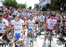The Giro d'Italia peloton pays tribute to Wouter Weylandt. The Giro d'Italia peloton pays tribute to Wouter Weylandt.