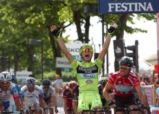 Guardini beats a displeased Cavendish in the sprint final. Photo Fotoreporter Sirotti.