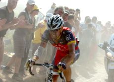 Lance Armstrong chases! Photo copyright Fotoreporter Sirotti. Lance Armstrong chases! Photo copyright Fotoreporter Sirotti.