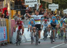 Mark Cavendish powers to stage victory. Photo Fotoreporter Sirotti.