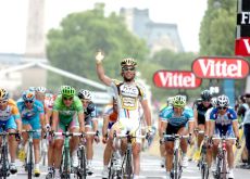 Marks Cavendish wins the sprint in Paris on the Champs Elysees. Photo copyright Fotoreporter Sirotti. Marks Cavendish wins the sprint in Paris on the Champs Elysees. Photo copyright Fotoreporter Sirotti.