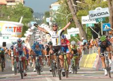 Mark Cavendish (Team HTC-HighRoad) powers to win in stage 10 of the Giro d'Italia 2011. Photo Fotoreporter Sirotti. Mark Cavendish (Team HTC-HighRoad) powers to win in stage 10 of the Giro d'Italia 2011. Photo Fotoreporter Sirotti.
