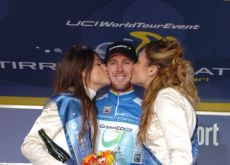 Team GreenEdge's Matthew Goss gets sweet kisses from the podium girls on the podium. Photo Fotoreporter Sirotti.