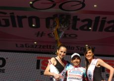 Miguel Rubiano getting a sweet treat from the beautiful Italian podium girls. Photo Fotoreporter Sirotti.